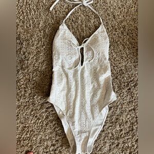 White flower hollister swimsuit